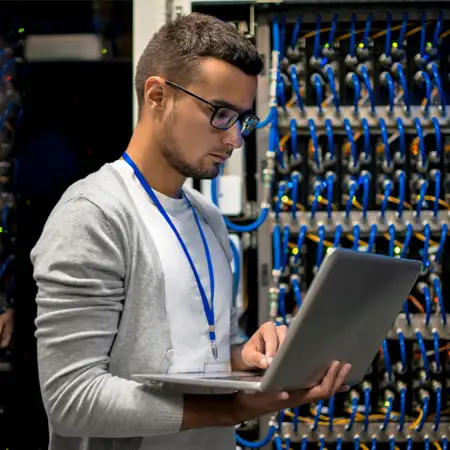 Gestão de TI, equipe de administração de rede, trabalhando no data center, Microsoft