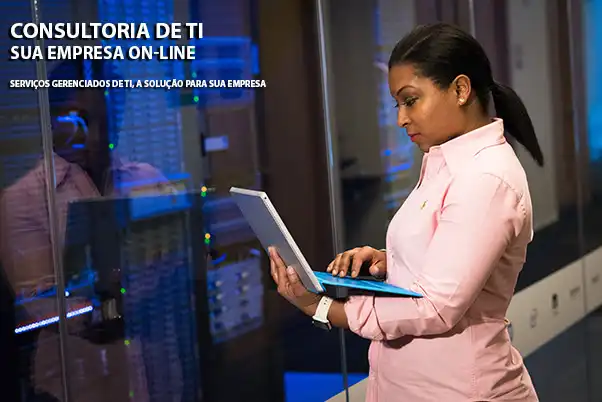 Gerenciamento de TI, Analista de tecnologia, com notebook no data center