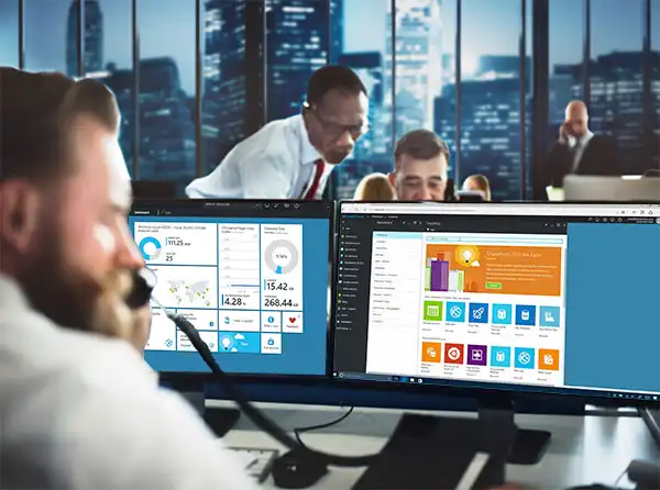 Gerenciamento de TI, analista de tecnologia, em uma sala de monitoramento de TI - NOC